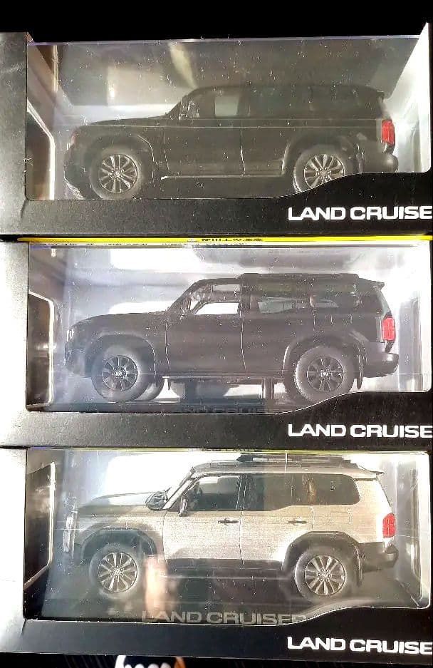 ランクル250 1/30クリアケース入ミニカー9台セット