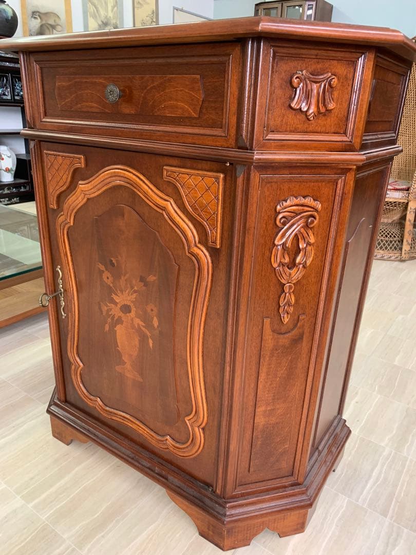 クラシック木製アンティーク家具　鍵付き