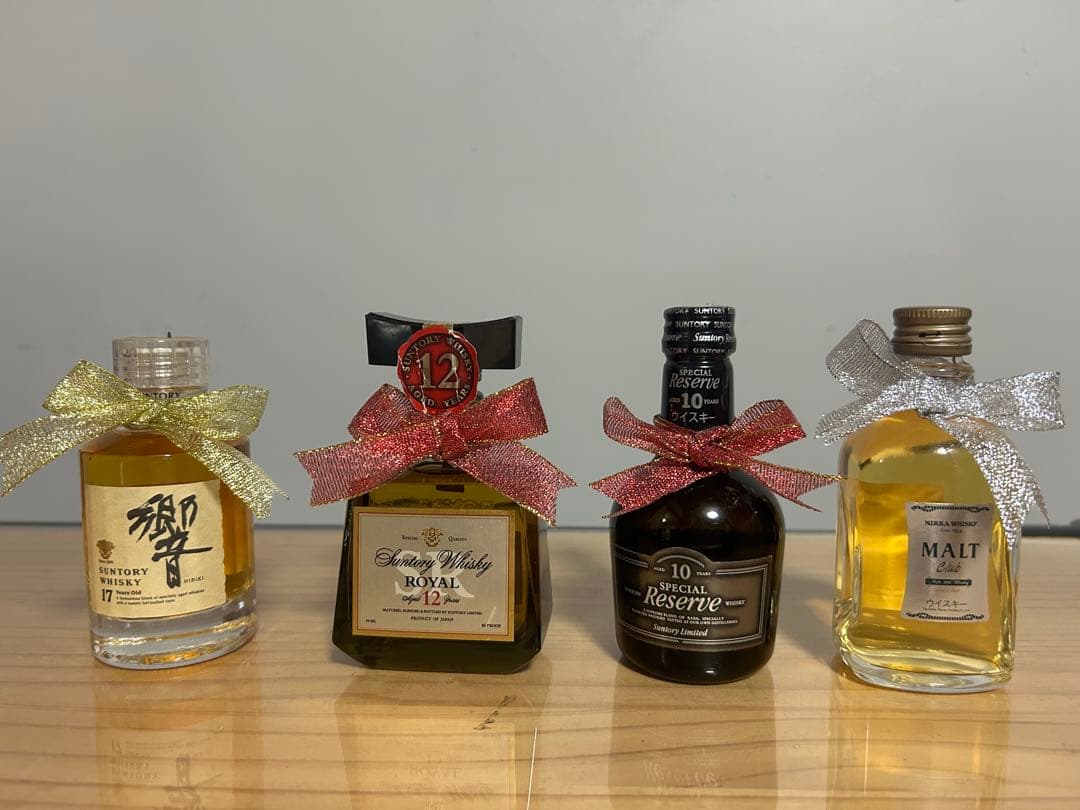 k*4様 希少　サントリーの響17年ロイヤル12年リザーブ10年ミニボトルセット