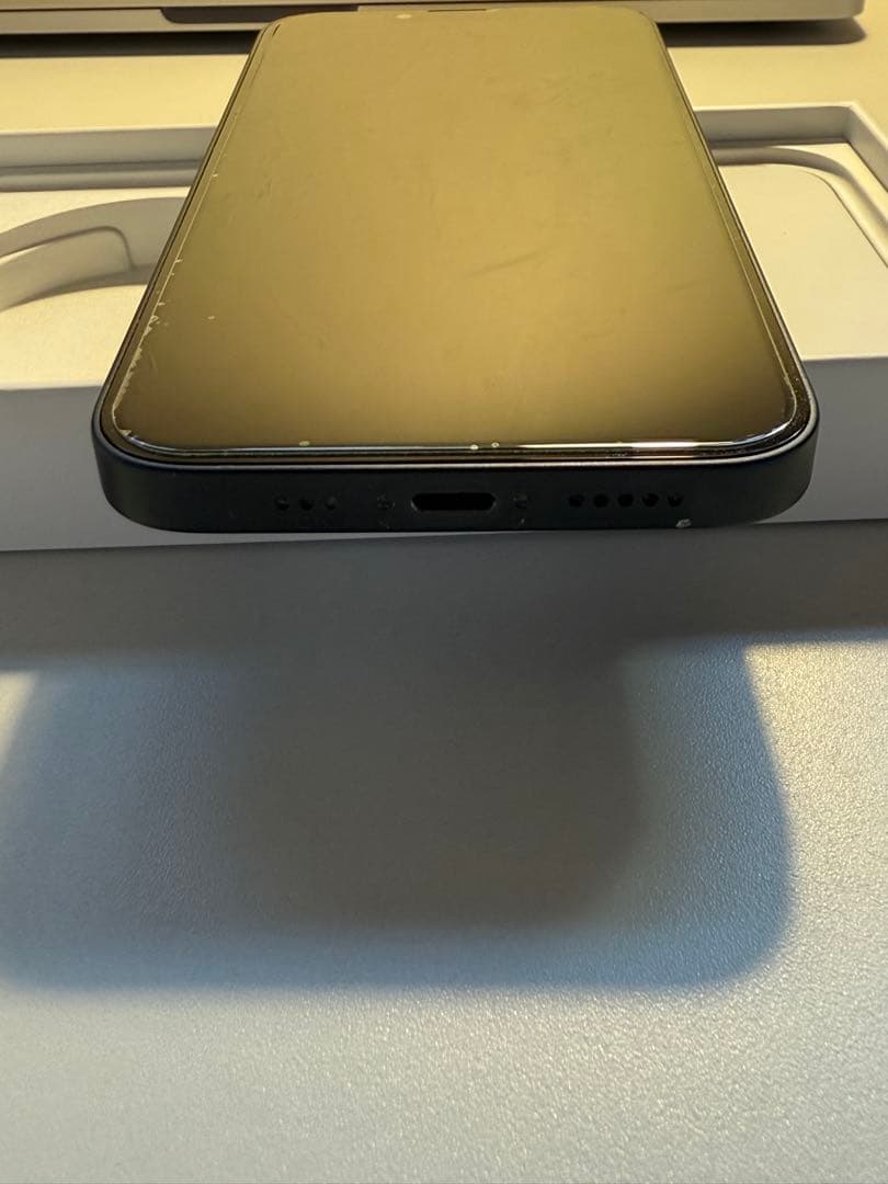 iPhone 13 ブラック　デュアルカメラ搭載、6.1インチディスプレイ