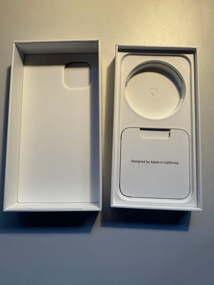 iPhone 13 ブラック　デュアルカメラ搭載、6.1インチディスプレイ