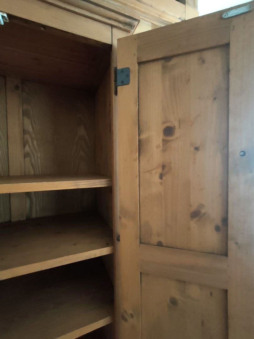 きょんきょんです　　送料込み　無垢パイン キャビネット アンティーク