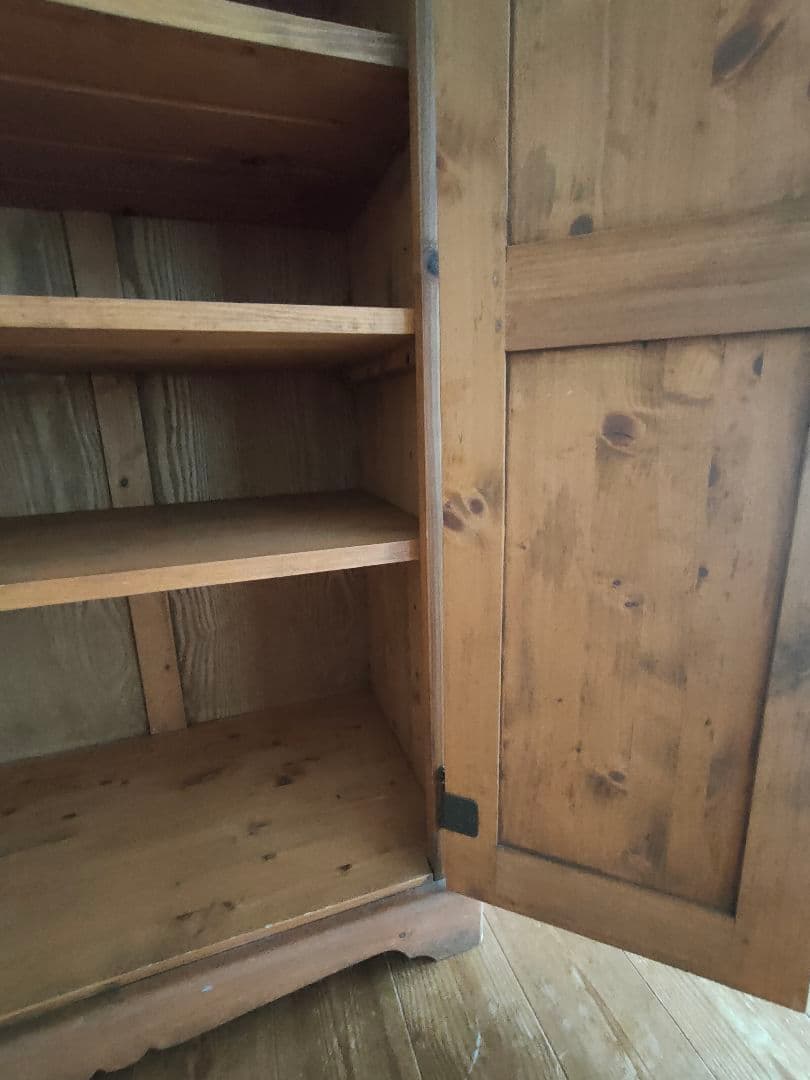 きょんきょんです　　送料込み　無垢パイン キャビネット アンティーク