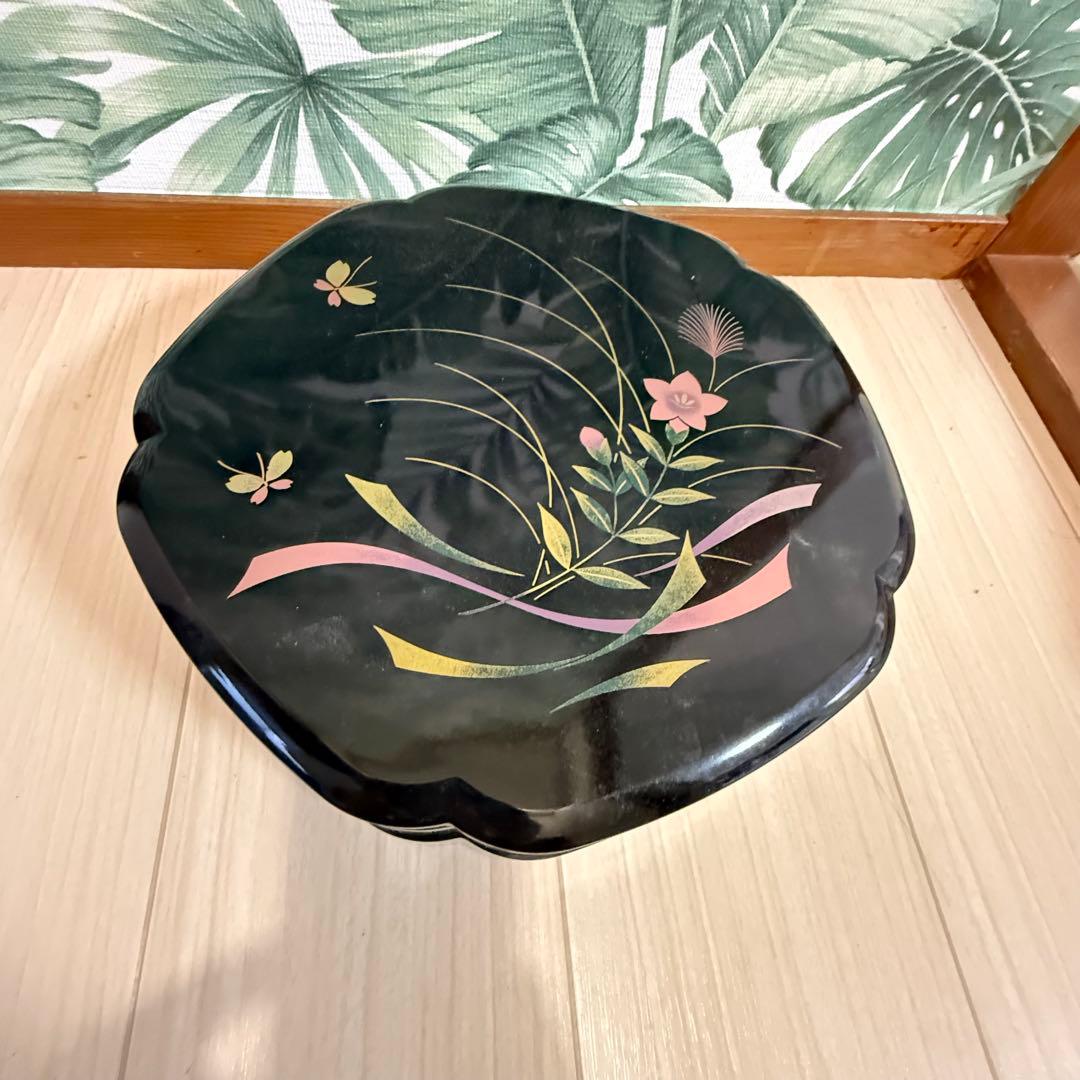 梅形松花堂＊枞草、黒い重箱 2段お節料理や弁当花見等花と蝶の装飾付きかなり古い