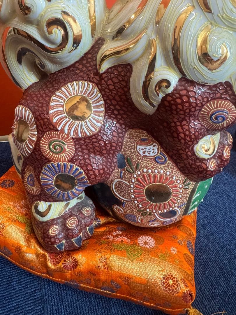 2017  九谷焼 太吉　玉乗り獅子 狛犬 置物 縁起物　金彩座布団付き