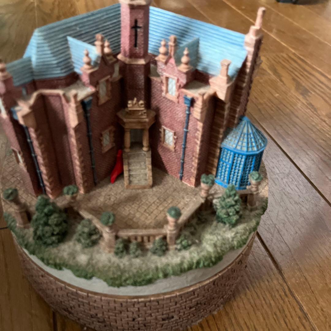 ホーンテッドマンション　ゴシック様式の建物ミニチュア　フィギュア