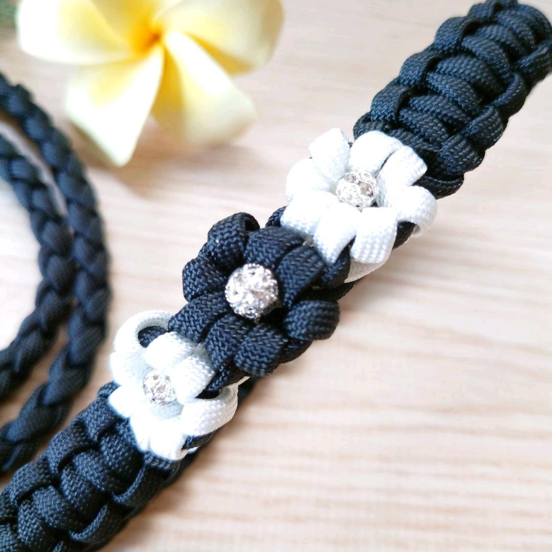 パラコードリード❥エレガント❥ブラック×ホワイト　キラキラビーズ　お花 №039