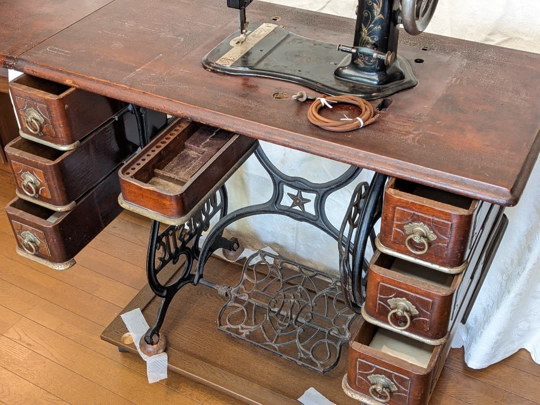 足踏みミシン　レトロ　希少な引出し6個タイプ　星のマーク