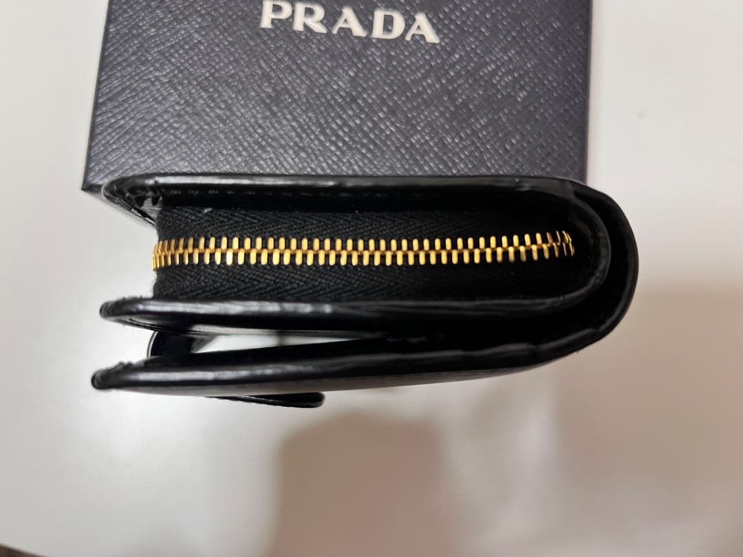 プラダ サフィアーノ 二つ折り財布