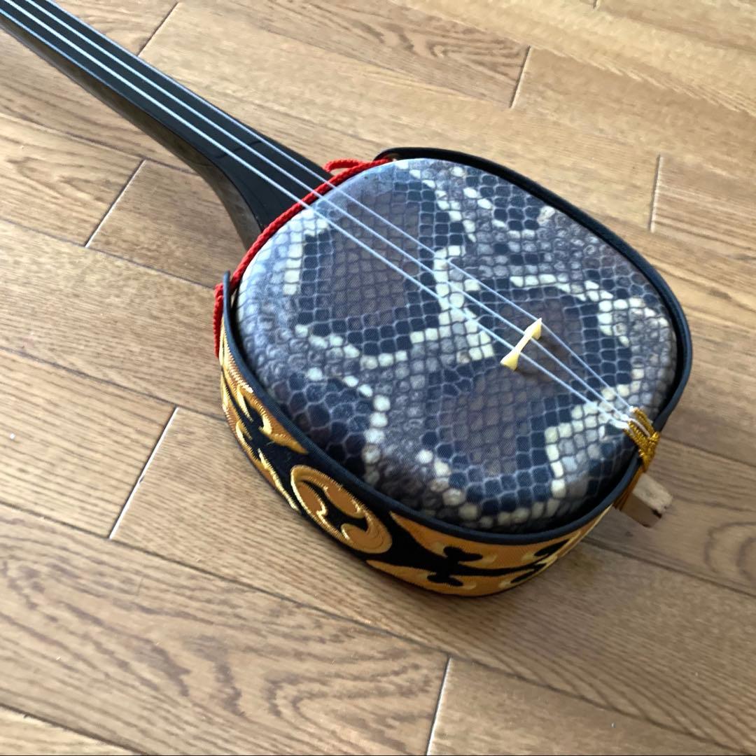 蛇皮「デザイン」の三線