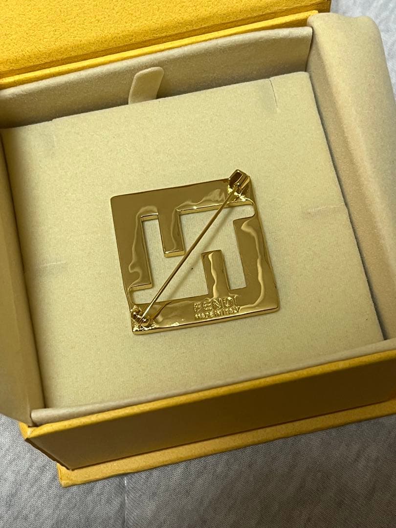 FENDI　ブローチ