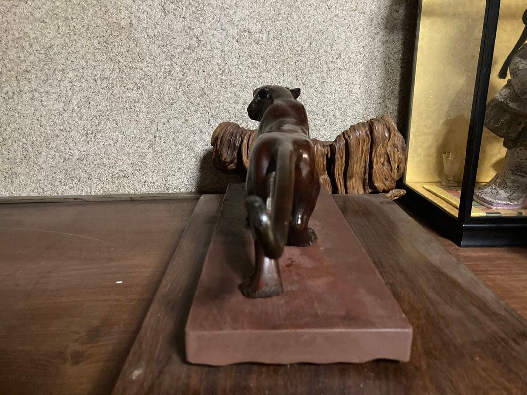 ブロンズ製虎の彫刻 木製台座付き