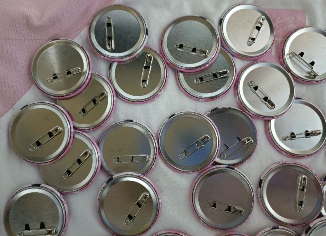 すとぷり　さとみ　缶バッチ　2021　newyear デフォ　にゅーいやー