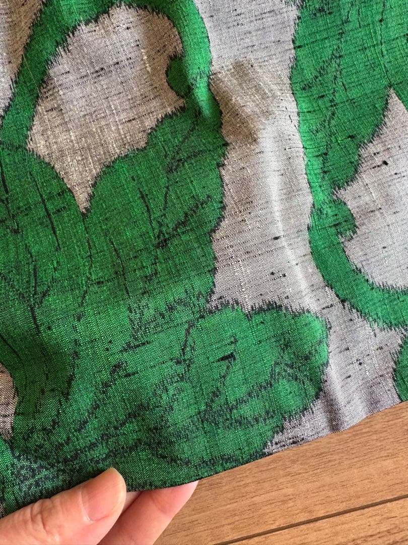 グレー地に大胆なグリーンの蔦模様のモダンな紬着物