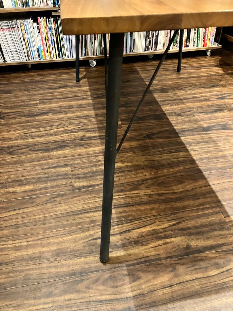 ウォールナット調ダイニングテーブル　アイアン4本脚