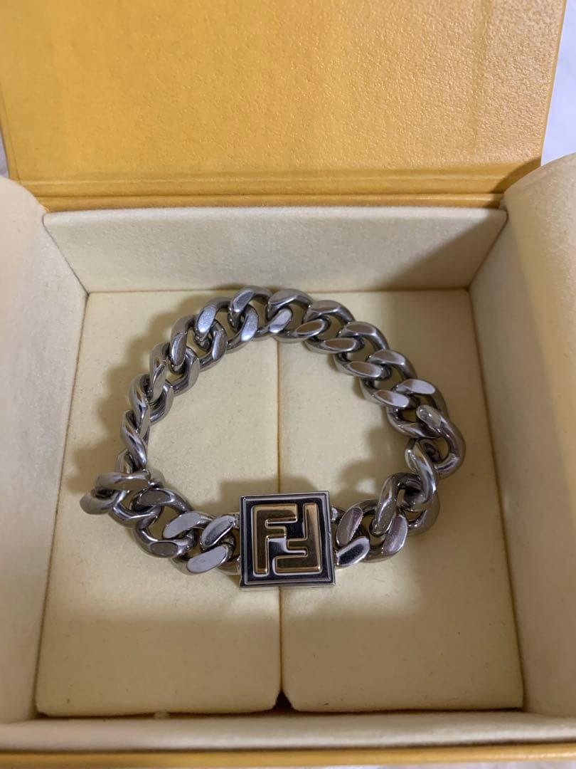 定価6.7万！美品！FENDI ブレスレット