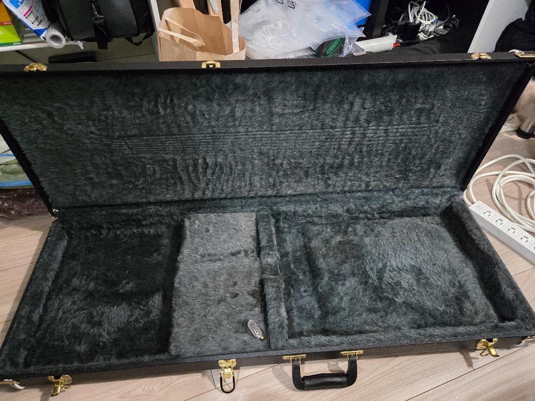 8弦ギター、ハードケースとストラップ付き