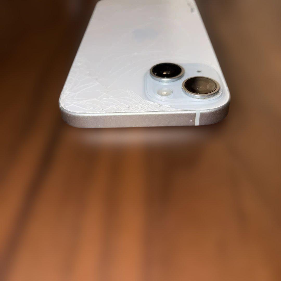 iPhone 15 256GB ホワイトSIMフリー｜背面割れ有（基盤一部露出）