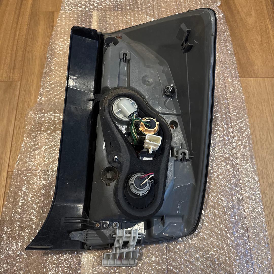 30プリウス前期テールランプ（スモークレンズカバー付）