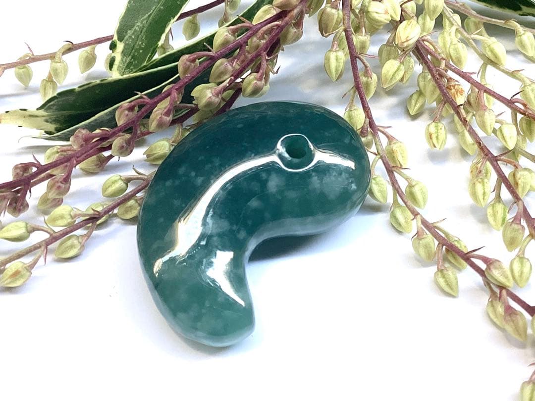 ✳premium 糸魚川翡翠翡翠勾玉　吉兆文様の雪輪　再結晶線入り御守りに‼️