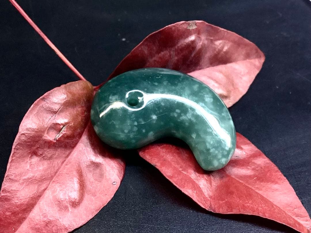 ✳premium 糸魚川翡翠翡翠勾玉　吉兆文様の雪輪　再結晶線入り御守りに‼️