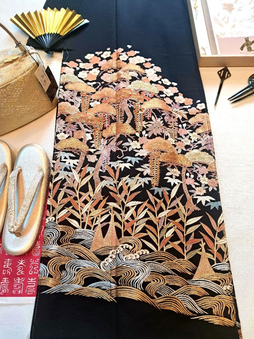 未使用❇️豪華総刺繍黒留袖　スワトウ刺繍、相良刺繍　 比翼仕立て　フルセット