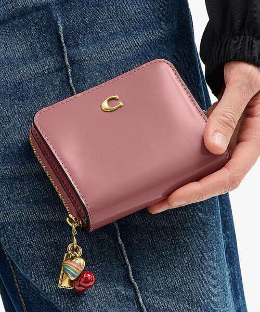 コーチ　エッセンシャル ビルフォールド ウォレット・チャーム　ピンク