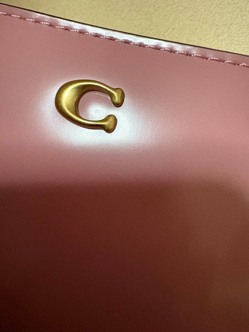 コーチ　エッセンシャル ビルフォールド ウォレット・チャーム　ピンク