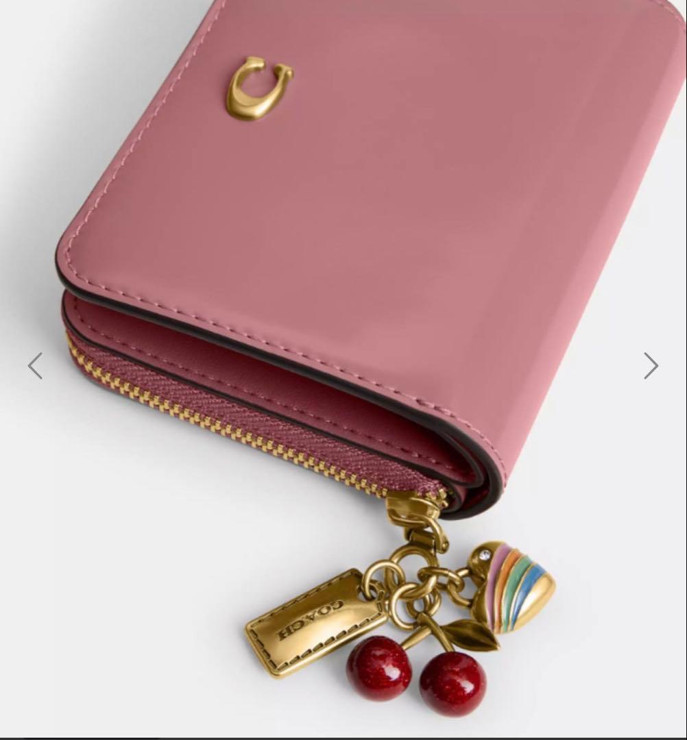 コーチ　エッセンシャル ビルフォールド ウォレット・チャーム　ピンク