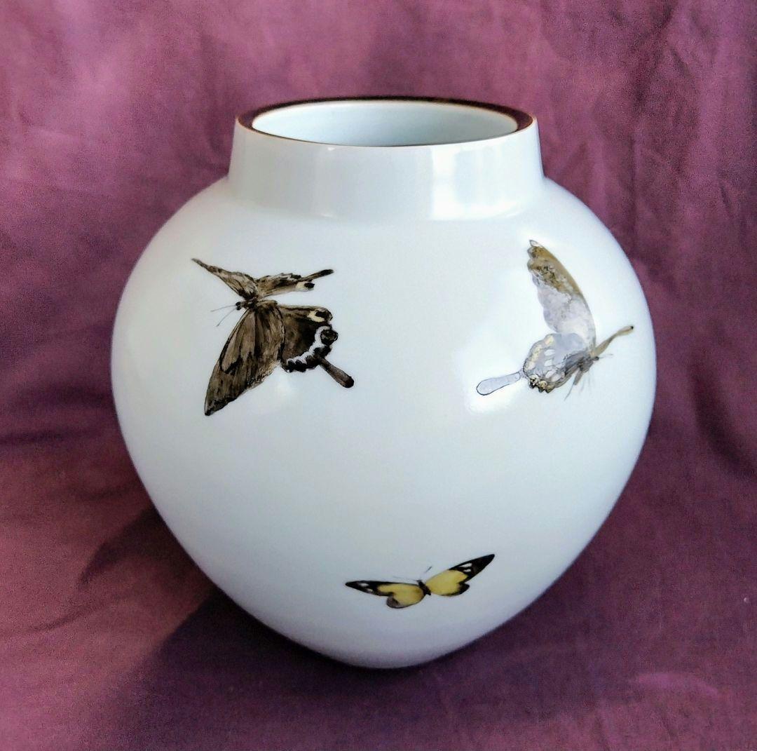 色絵磁器蝶図壺 (未使用 新品同様)