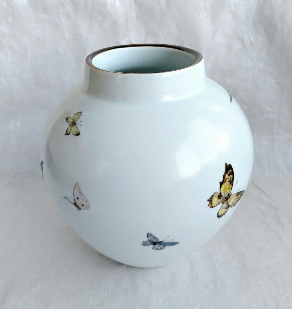色絵磁器蝶図壺 (未使用 新品同様)
