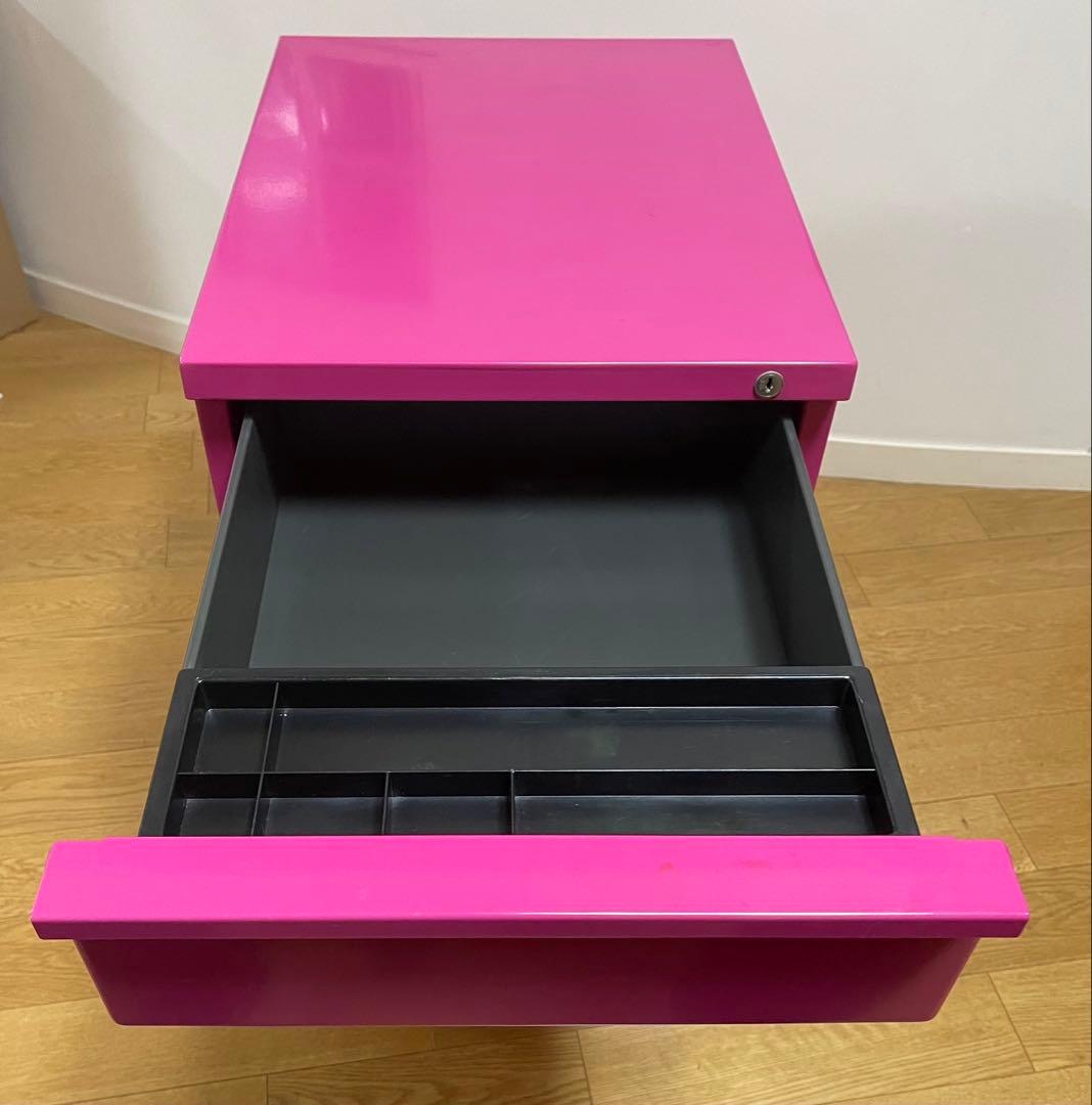 ピンクの3段キャビネット（キャスター付き）