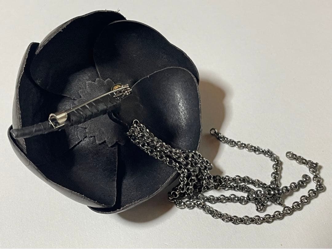 シャネル　レザーカメリア ブローチ