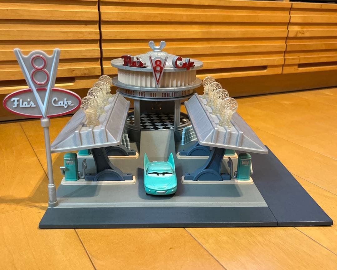マテル　カーズ　フローのV8カフェギミック付きプレイセットフロー1台付き