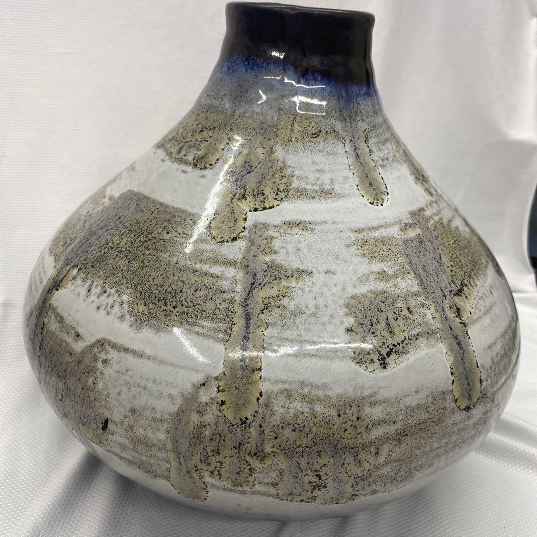 陶器製の抽象模様の花瓶