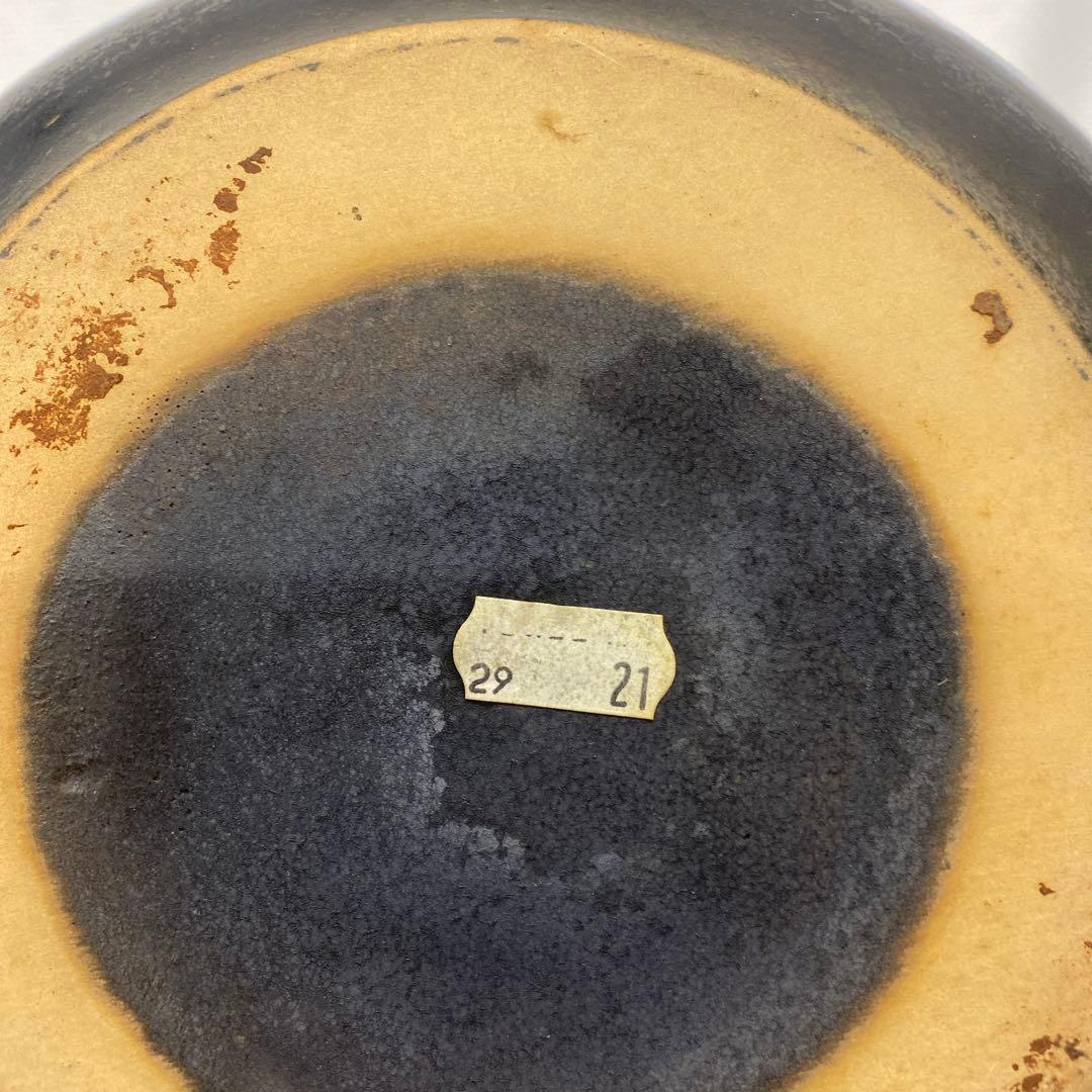 陶器製の抽象模様の花瓶