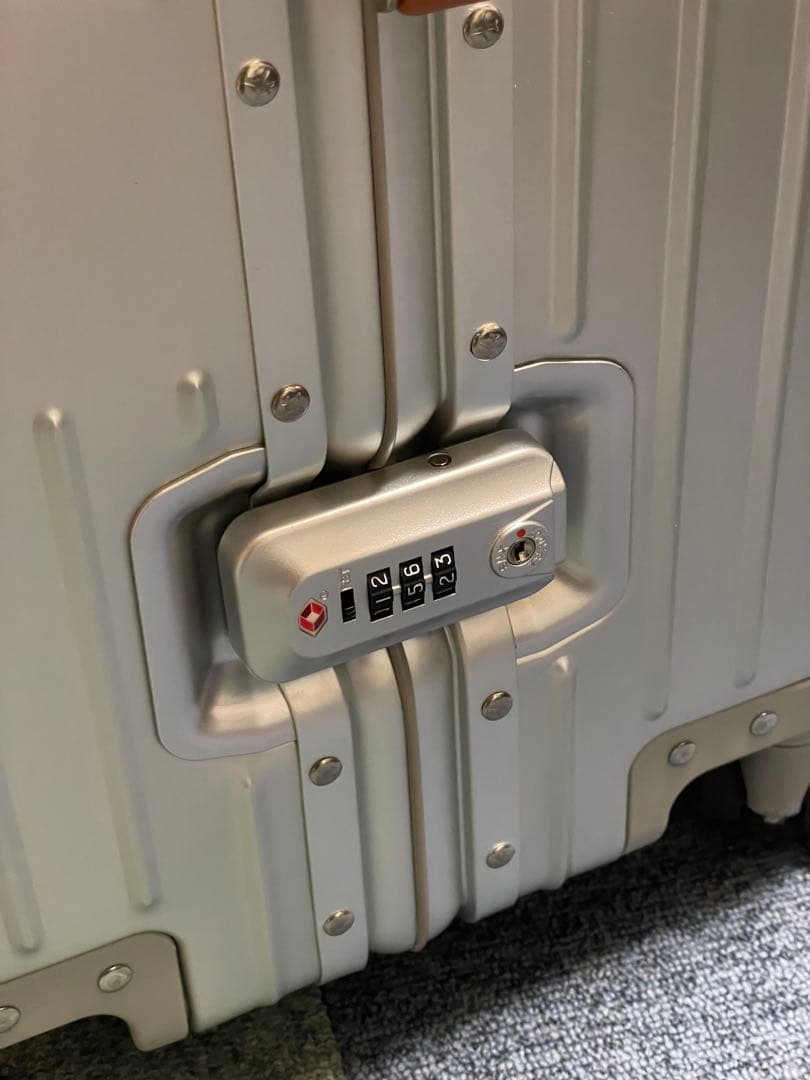 シルバーアルミニウムキャリーケース