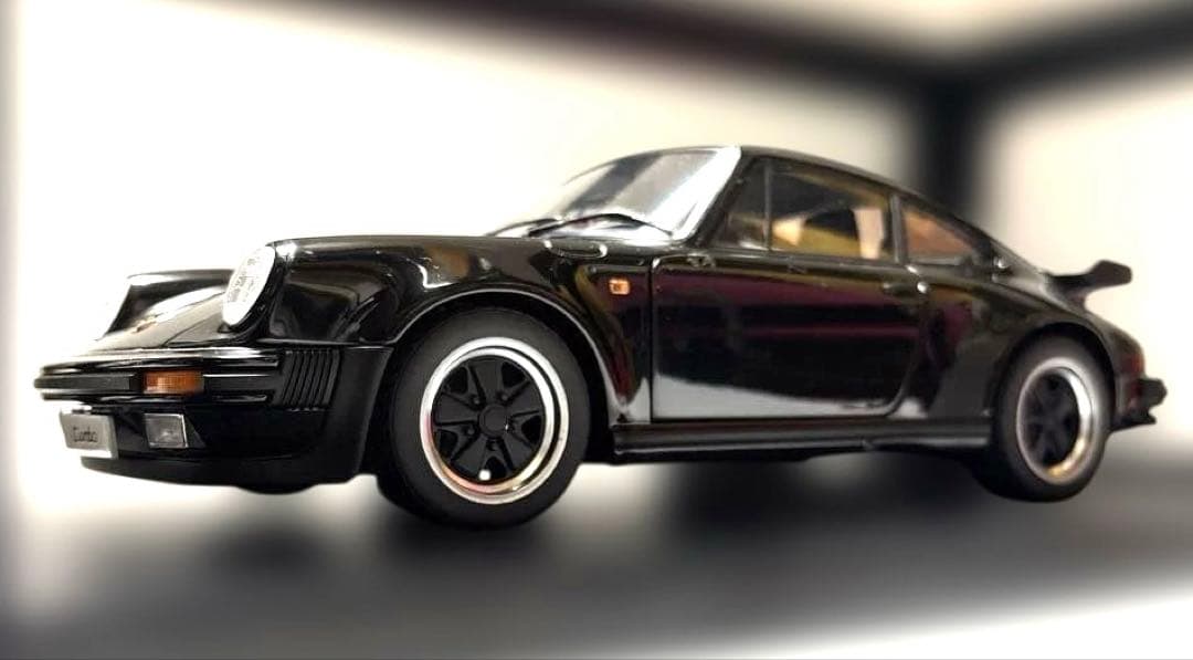 オートアートポルシェ911 ターボ 3.3 (930)AUTO art 1/18