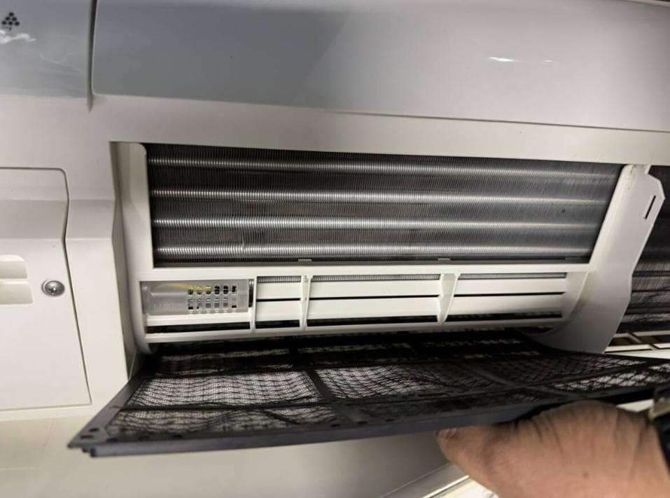 (4235)SHARP エアコン シャープ　AY-L22N-W 6畳 2021年