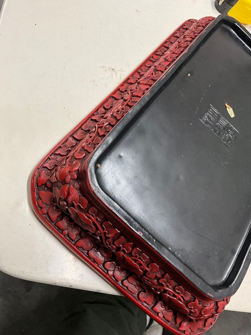 赤い浮彫りドラゴン模様　トレイ