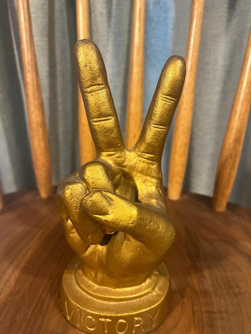 ビンテージ　ビクトリー　ピースサイン　ブロンズ像　クラブ英国屋　風俗店　昭和