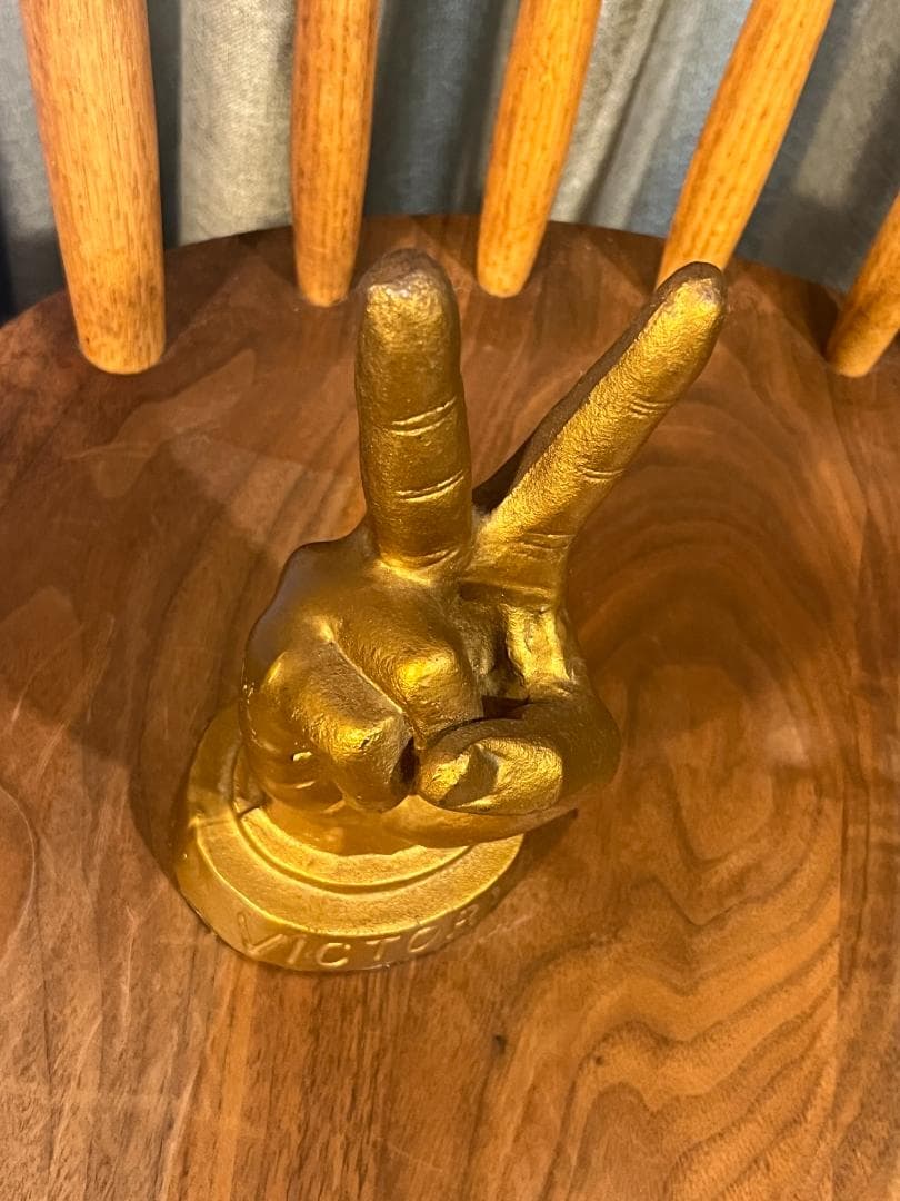 ビンテージ　ビクトリー　ピースサイン　ブロンズ像　クラブ英国屋　風俗店　昭和