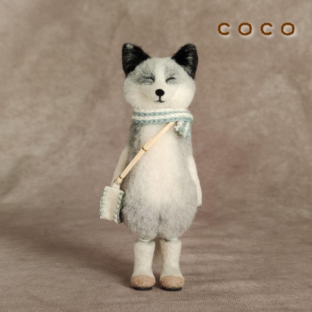 ショルダーバックを下げたプラチナフォックスさん