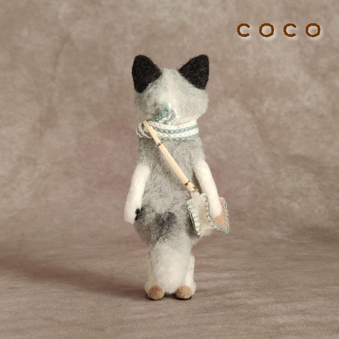 ショルダーバックを下げたプラチナフォックスさん