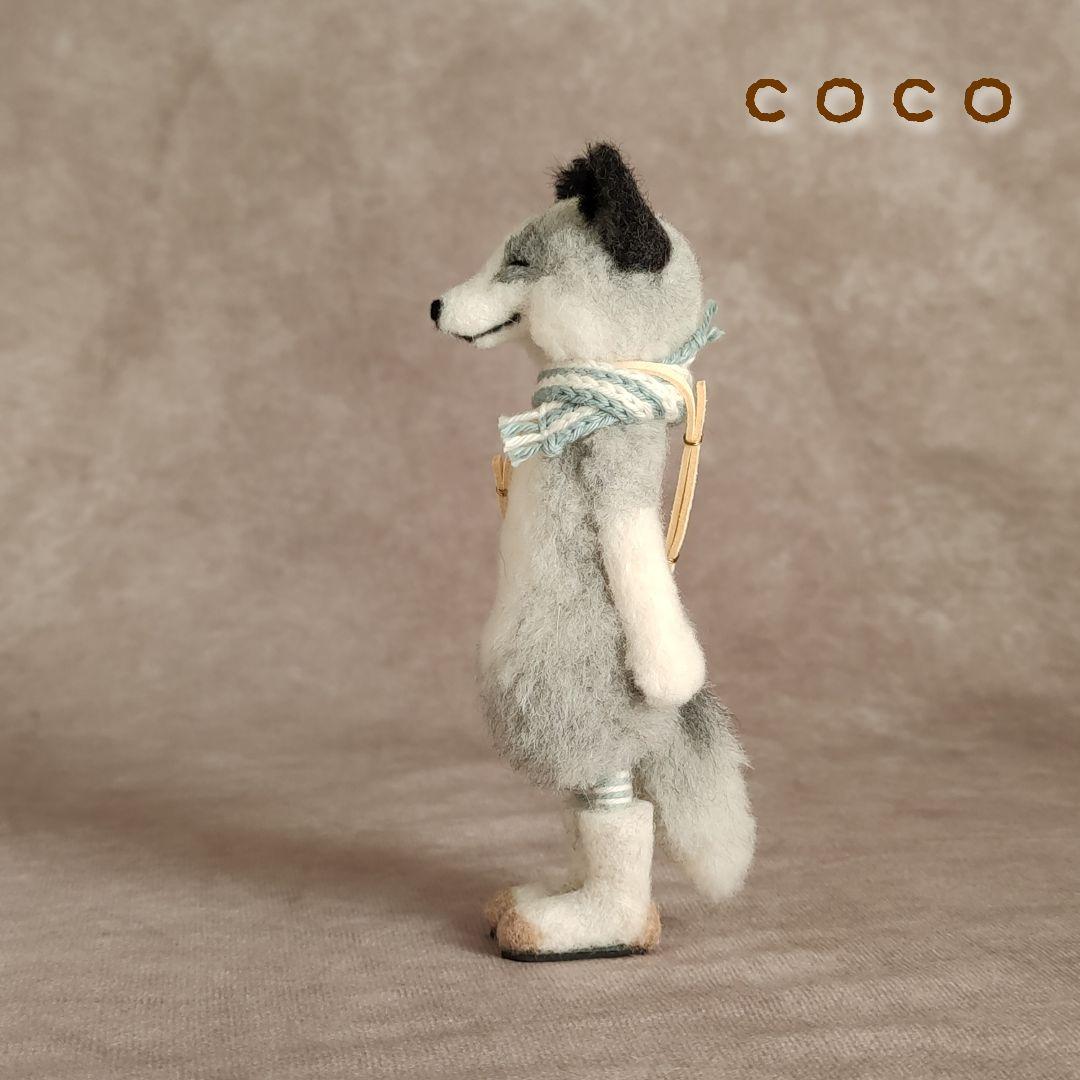 ショルダーバックを下げたプラチナフォックスさん