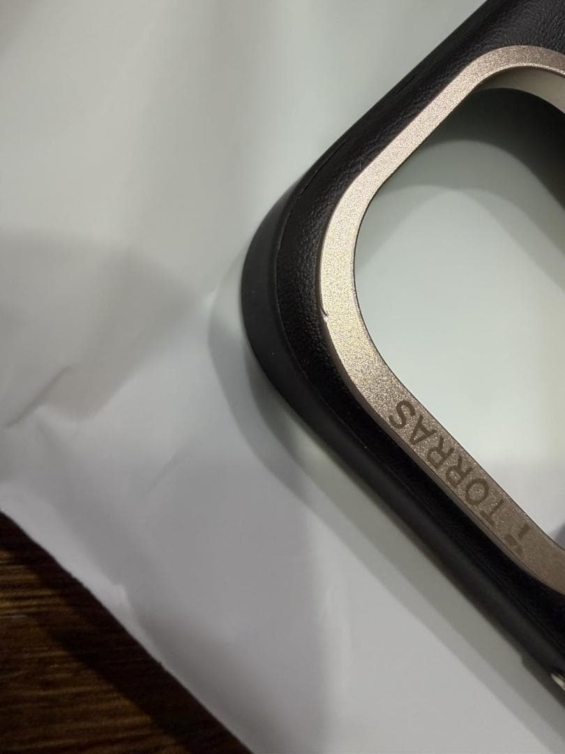 【新感覚レザー・スキンタッチ】TORRAS iPhone 16 用 ケース 革m