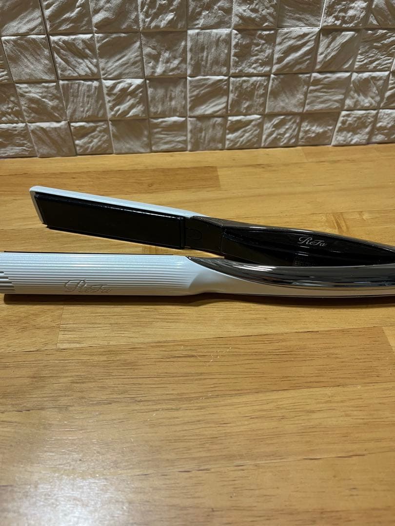 リファ　ReFa ストレートヘアアイロン 2023年製　ホワイト