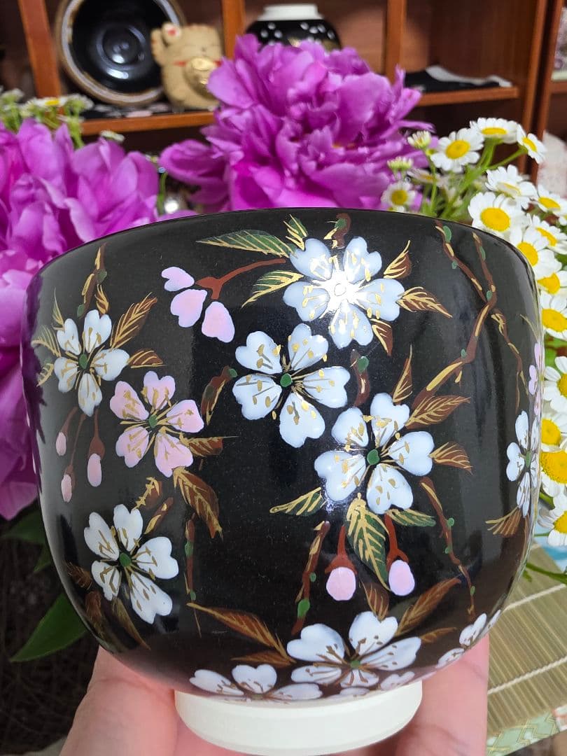 桜模様の茶碗 黒地 陶器