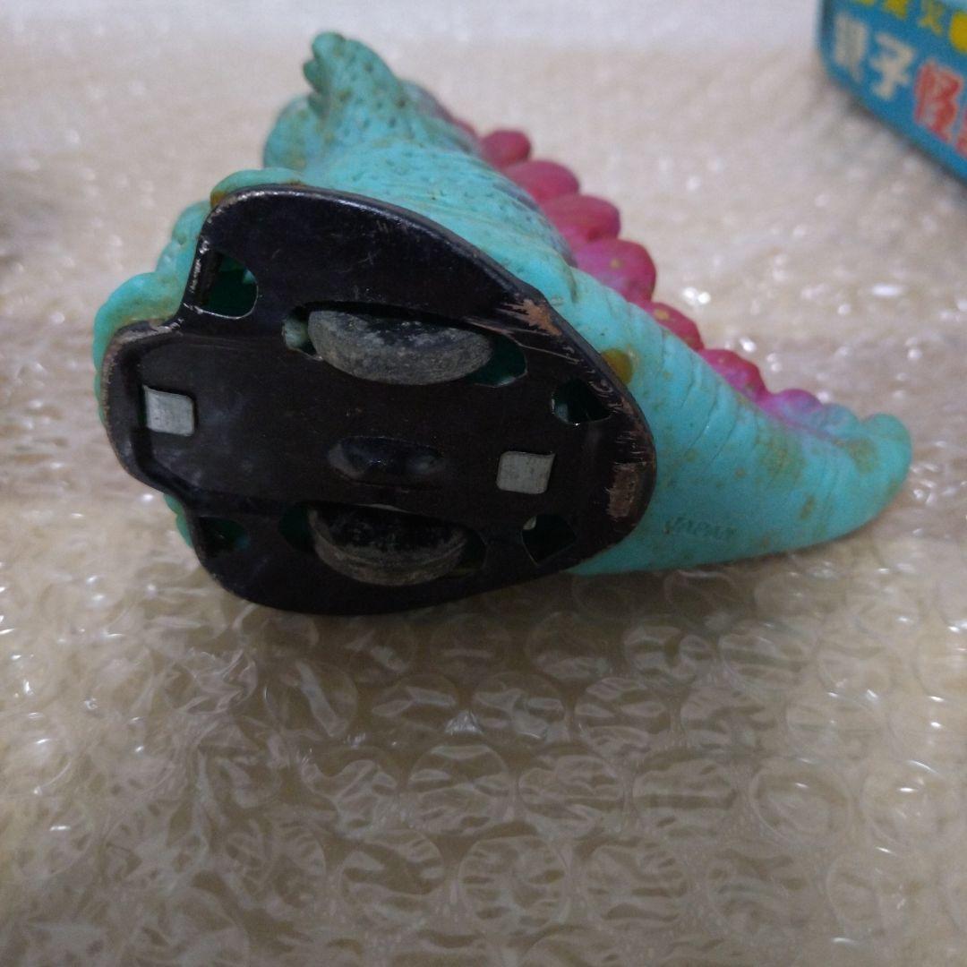 怪獣フィギュア 青とピンクのグラデーション