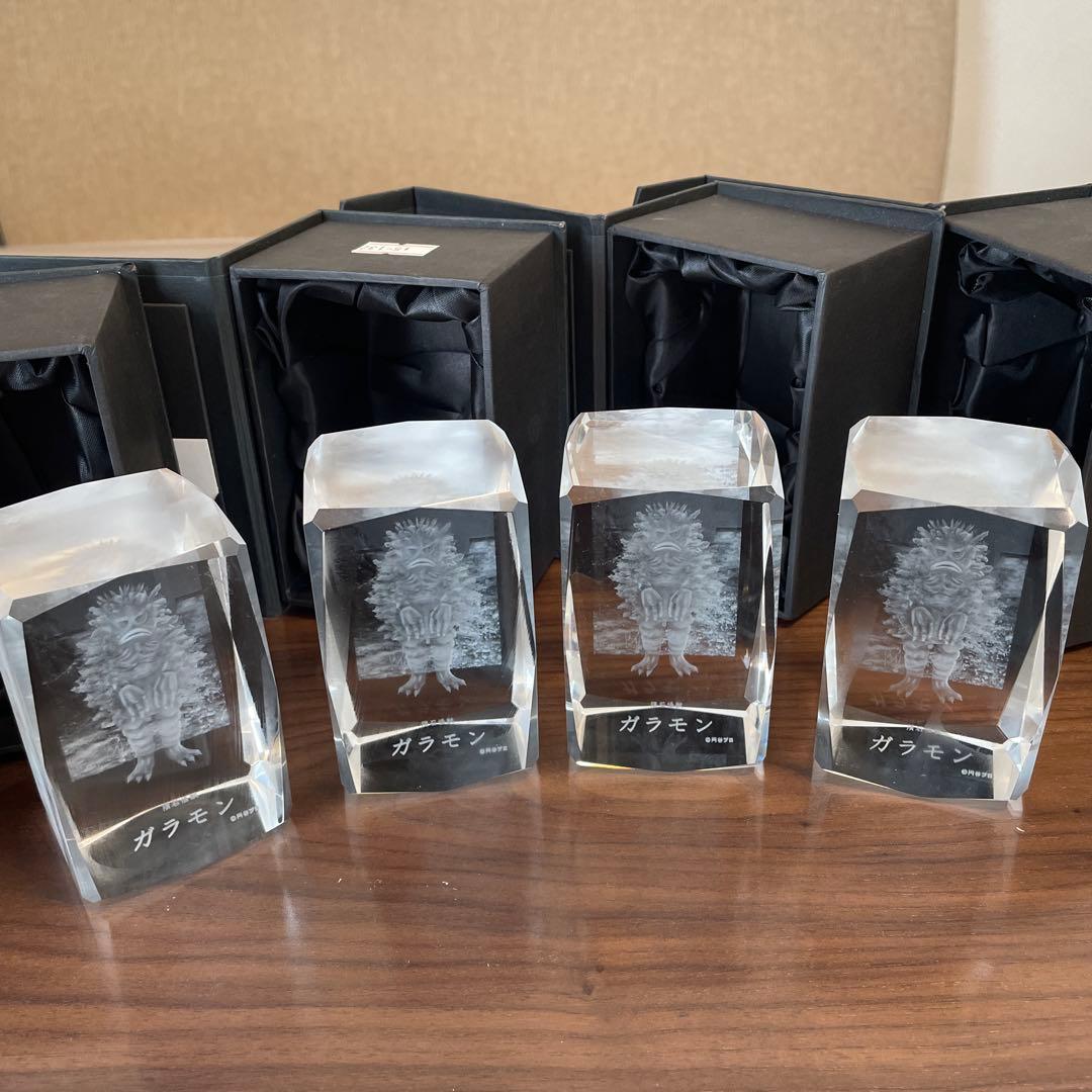 ウルトラマンシリーズの怪獣「ガラモン」クリスタルオブジェ　4点セット